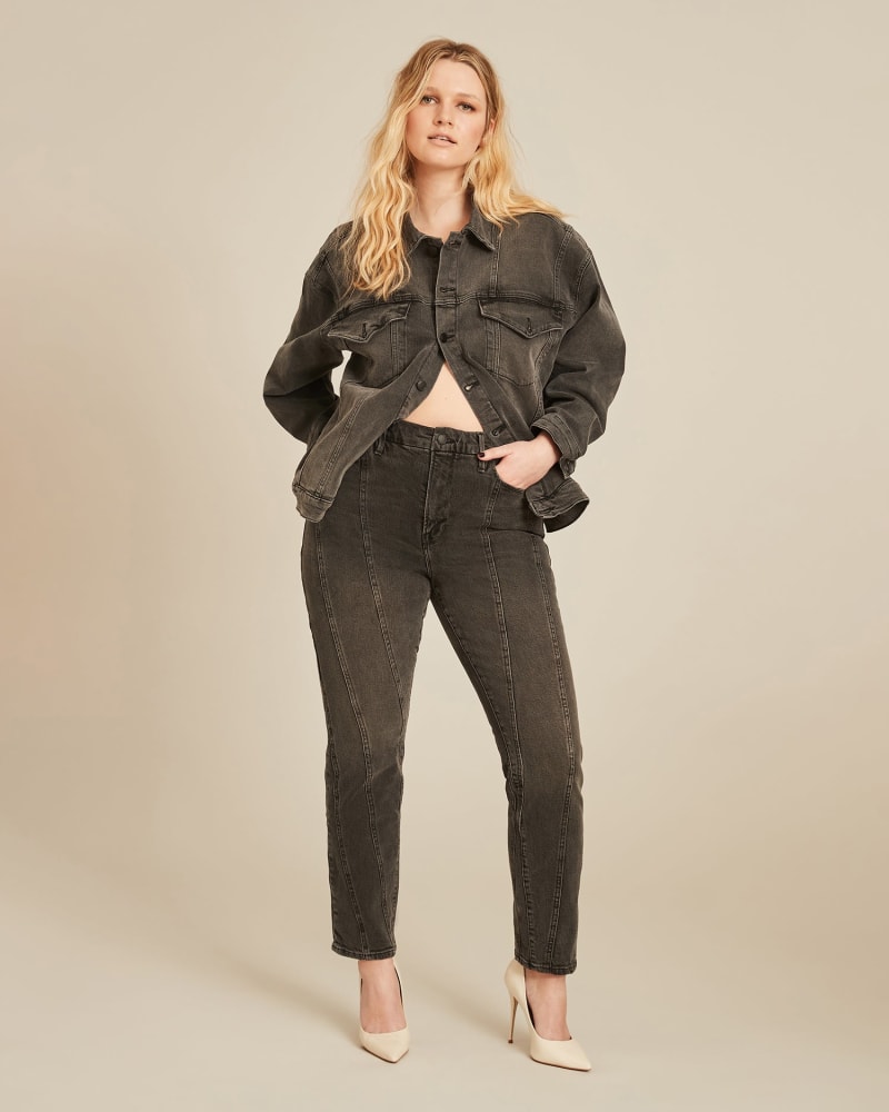 Front of a model wearing a size 18 Seamed Good Leg Classic in BLACK by Good American. | dia_product_style_image_id:227833